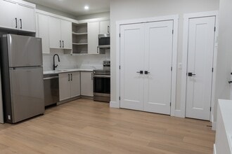Building Photo - 119 Colonial Cres