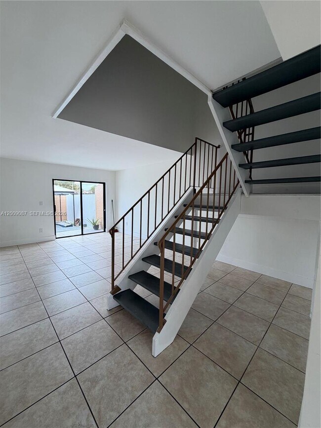 Building Photo - 857 W 41st St