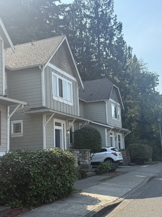 Building Photo - 2 Bedroom 3 bath Townhome Available for Im...
