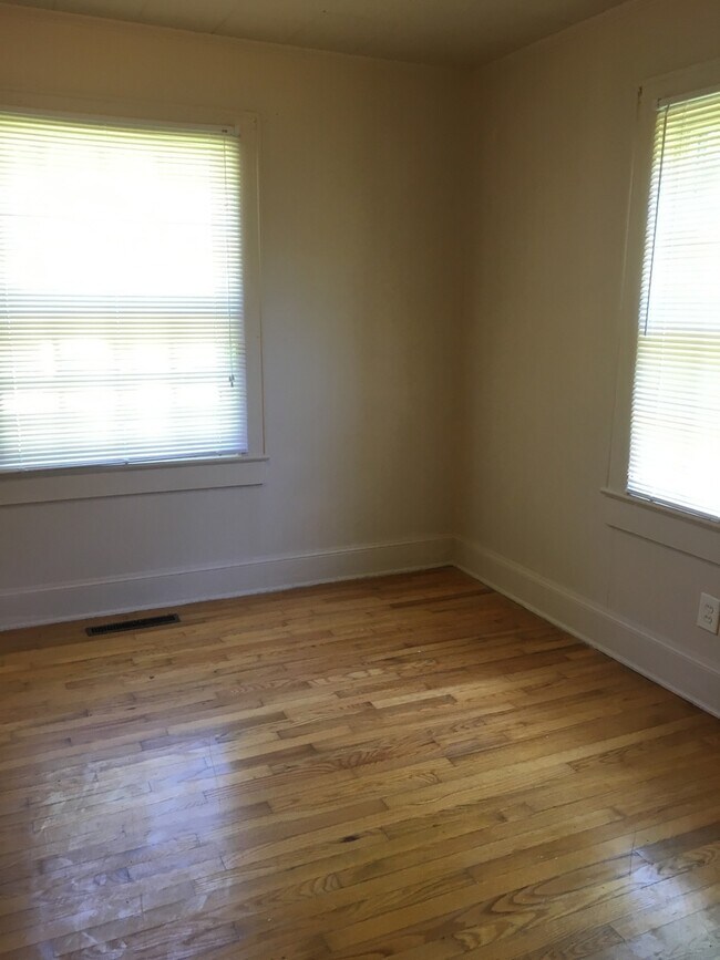 Building Photo - Two bedroom, 1 bath house in Burlington