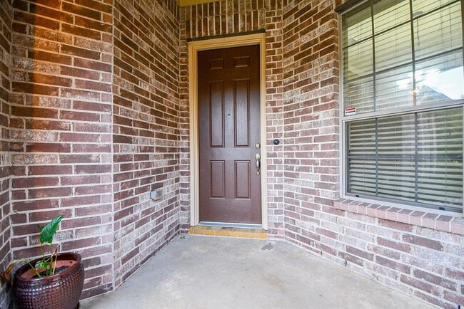 Building Photo - 2114 Ascot Ln