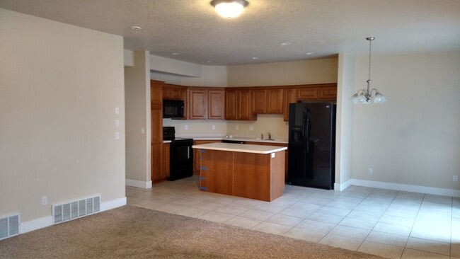 Building Photo - 2557 Garden Dr