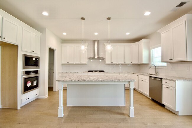 Foto del edificio - Brand New Hugston Home Near Lee Scott Acad...