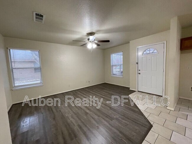 Foto del edificio - 121 Cambridge Dr