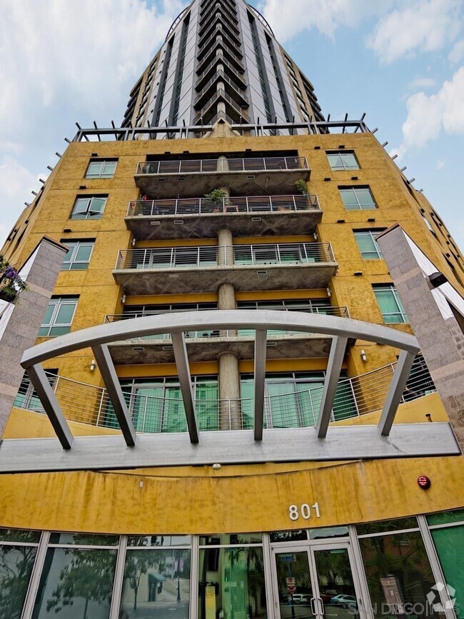 Building Photo - 801 Ash St