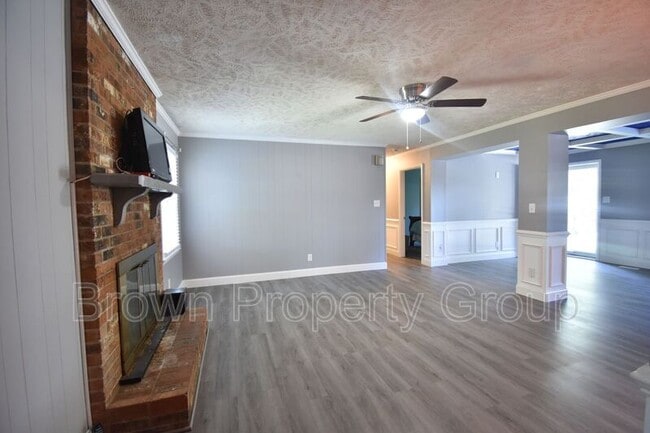 Building Photo - 823 Southview Cir