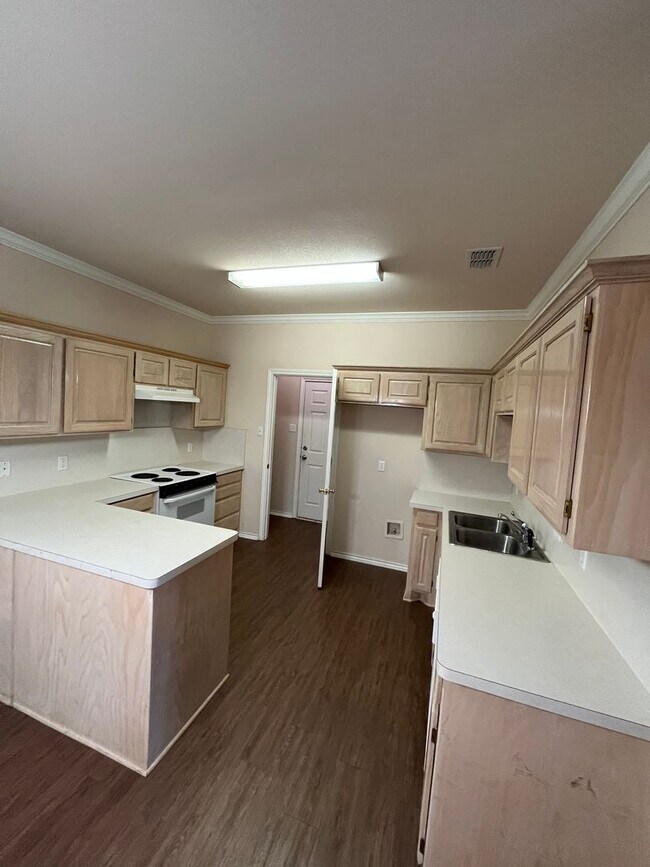 Building Photo - 1506 W Lindsey