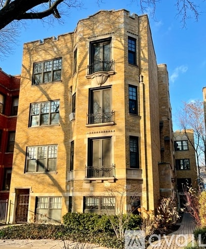 Foto del edificio - 1352 W Carmen Ave