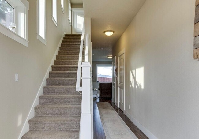Foto del edificio - 4 Bedroom Home with Mountain Views!
