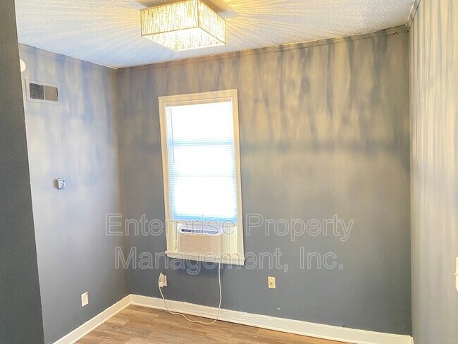 Building Photo - 1111 North Pkwy