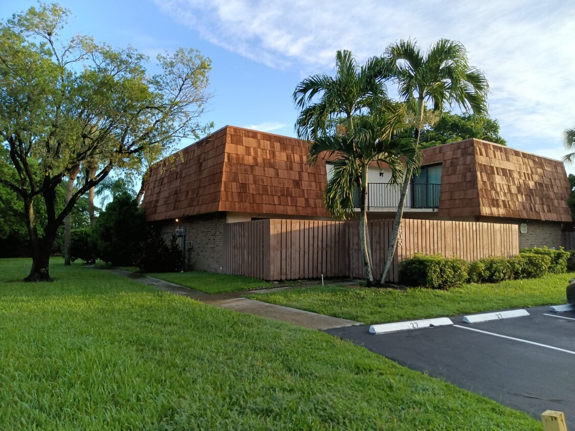 Foto del edificio - 8405 N Coral Cir