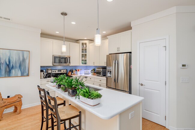 Foto del edificio - 412 Center Meadow Ln
