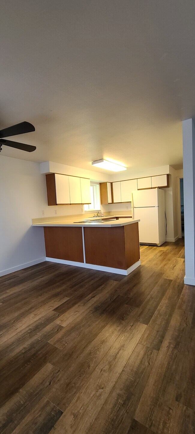 Cocina y comedor - 442 SW Coast Ave