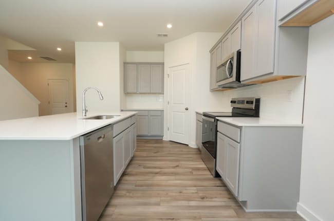 Building Photo - Stunning 5-Bed, 3-Bath Home in Desirable B...