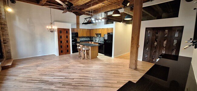 Vista sur de la sala de estar y la cocina. - 226 N Clinton St