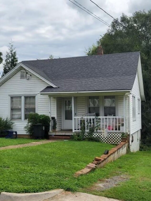 One Level House with Back Deck - One Level House with Back Deck