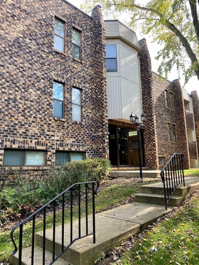 Primary Photo - 2210 Country Club Dr