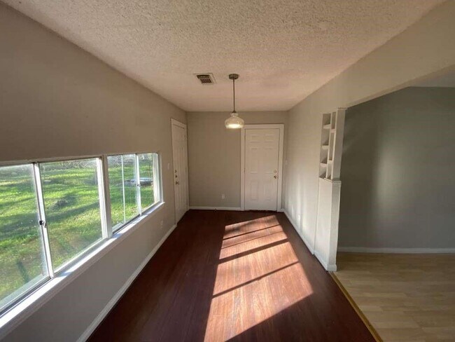 Foto del edificio - 5810 Belmark St