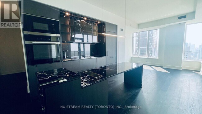 Photo du bâtiment - 11-4811 Yorkville Ave