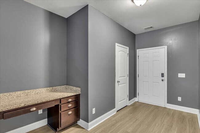 Foto del edificio - Richmond Hill- 3Br, 2 1/2 Bath Townhome