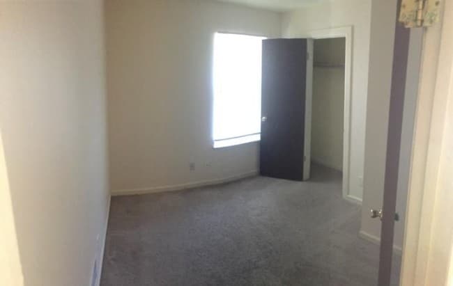 Building Photo - 2104 W. Highland Blvd - 3 Bedroom Townhouse
