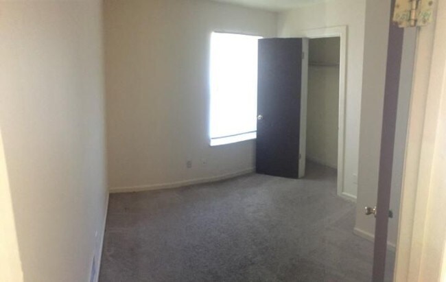 Foto del edificio - 2104 W. Highland Blvd - 3 Bedroom Townhouse