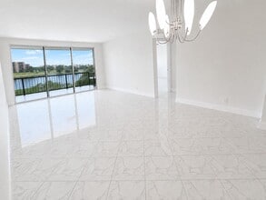 Building Photo - 7076 Huntington Ln