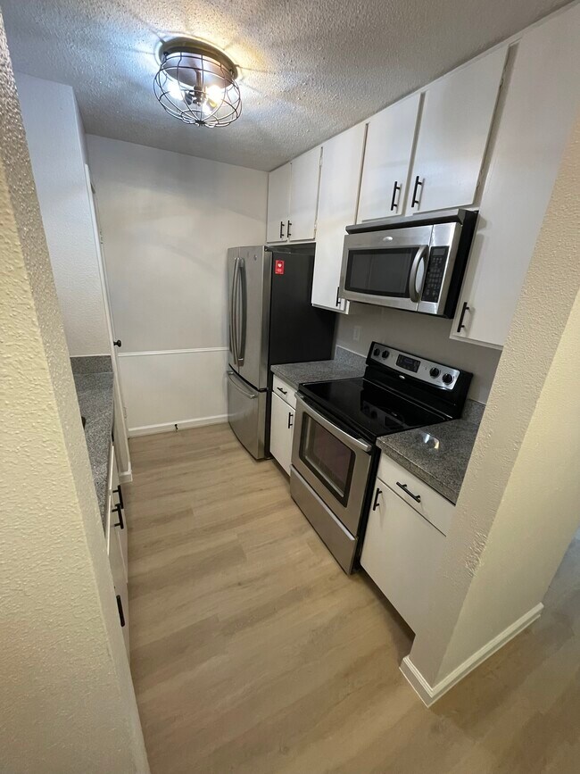 Electrodomésticos y suelos nuevos para la cocina. - 7950 N Stadium Dr