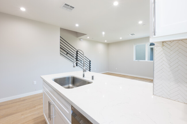 Building Photo - 6303 Cherry Ave # 14