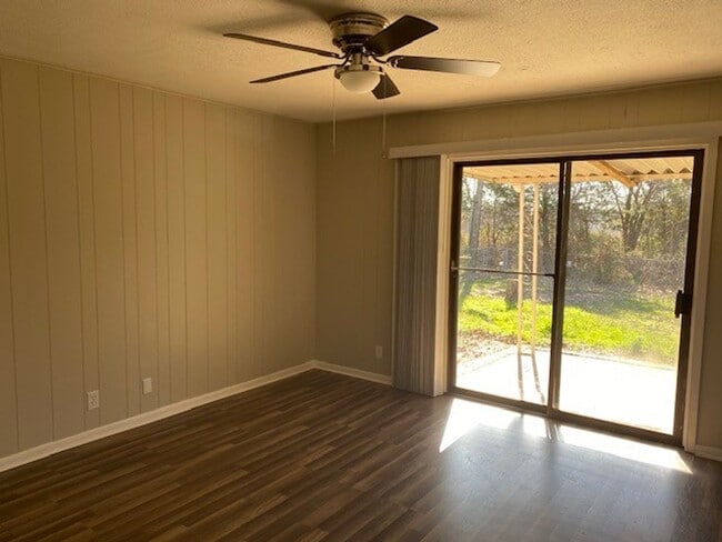 Building Photo - Nice 4 bedroom 2 bath brick home in S. Sherman!