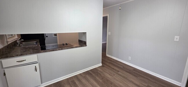 Building Photo - Move In Before The New Year!