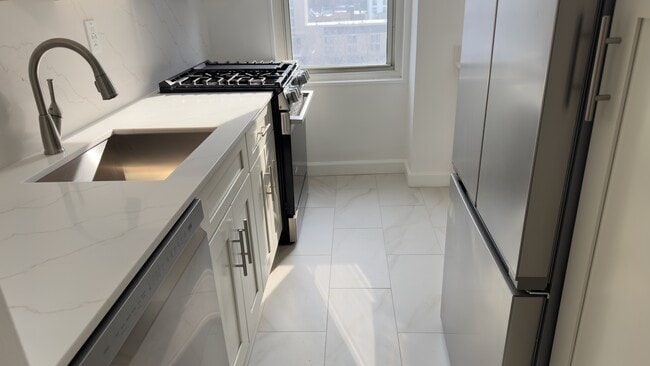 Building Photo - 225 Saint Pauls Ave