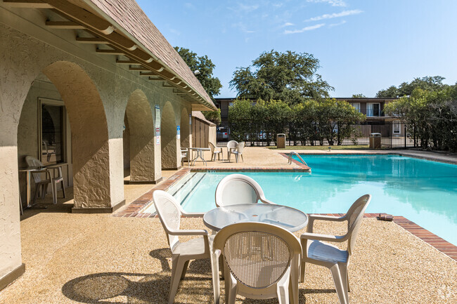 Piscina - Prestonwood Hillcrest Apartments