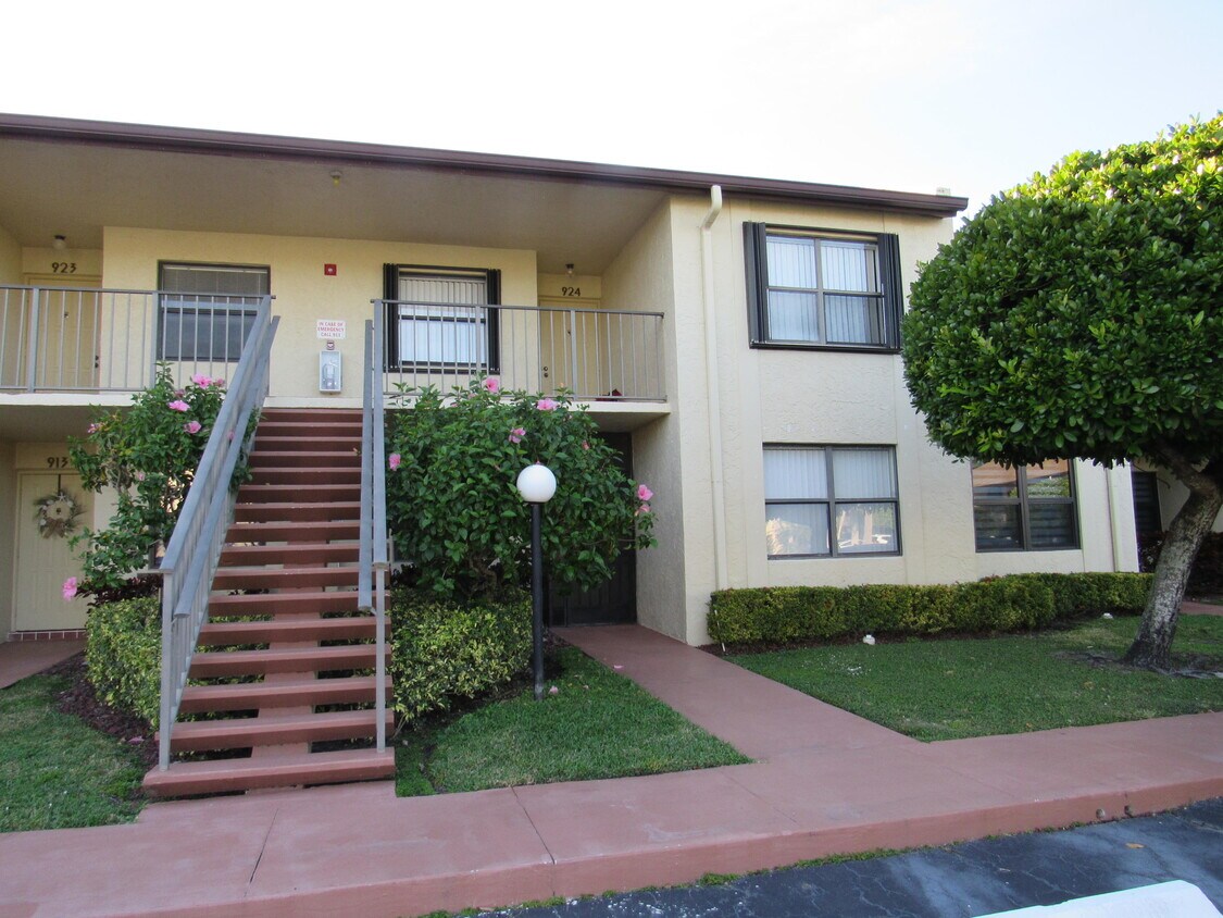7879 Willow Spring Dr Unit 914, Lake Worth, FL 33467 Condo for Rent