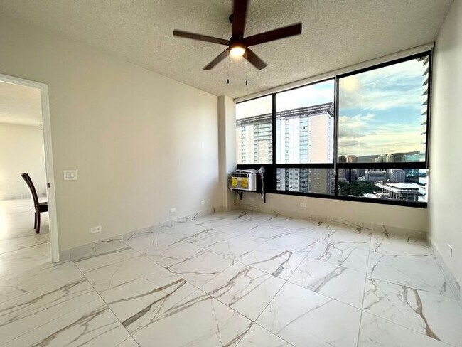 Building Photo - Kakaako: 2 Bed, 2 Bath, 2 Parking with Sto...