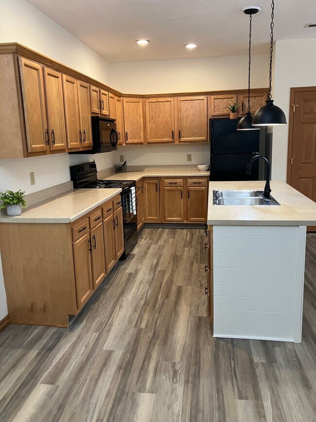 Foto del edificio - Modern & Spacious 3-Bedroom Ranch Condo – ...