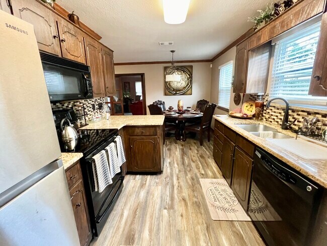 Foto del edificio - 6500 Lakewood Dr