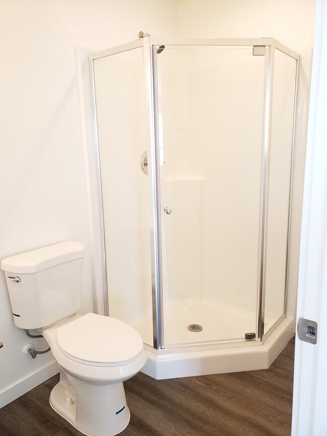 814 N 2nd St Unit 13, Silverton, OR 97381 Apartments in Silverton, OR