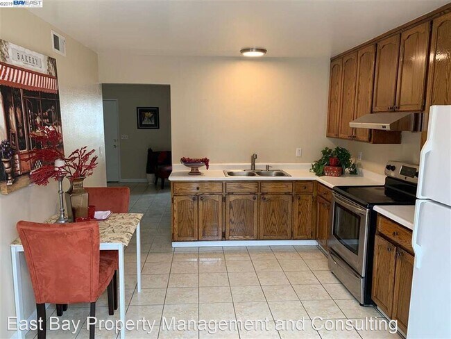 Building Photo - 4 br, 1.5 bath House - 4378 Planet Circle