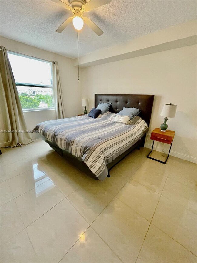 Foto del edificio - 17150 N Bay Rd