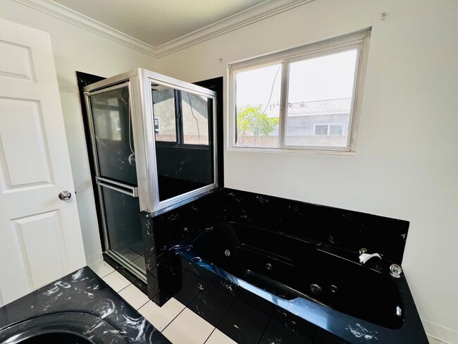 Foto del edificio - 4 BED HOUSE with Garage, Yard, Pets Consid...