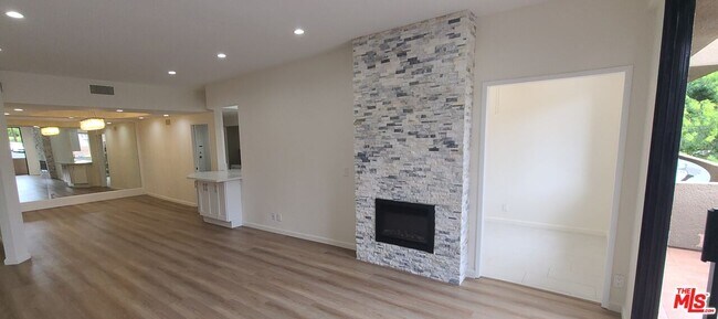 Foto del edificio - 1557 S Beverly Glen Blvd