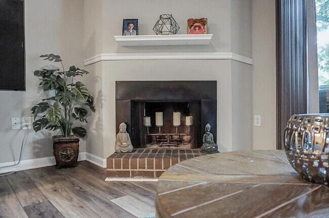 Foto del edificio - 1402 Camp Rd