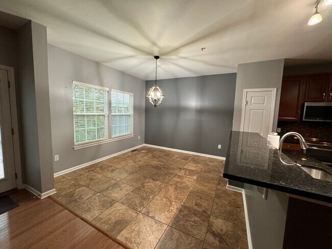 Foto del edificio - Beautiful 3 Bedroom town-home in Haymaker Pointe