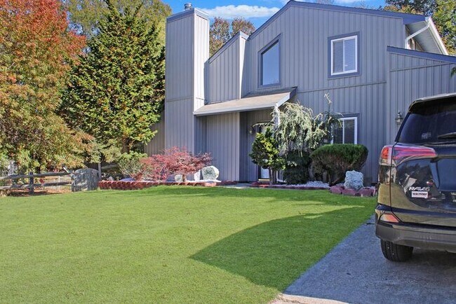 Foto del edificio - Stylish 4-Bedroom/2-Full Newly Renovated B...