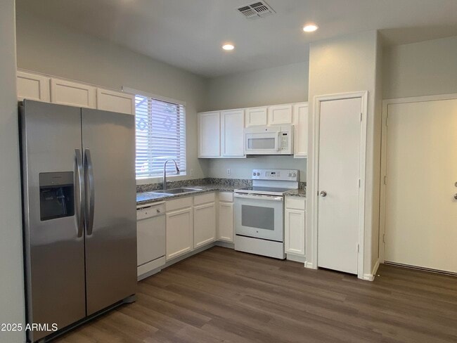 Building Photo - 3014 W Sands Dr