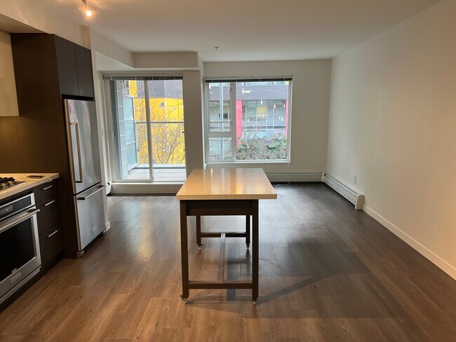 Photo du bâtiment - 302-384 E 1st Avenue