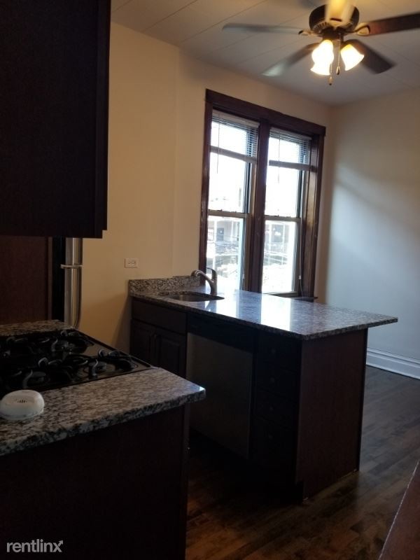 Foto del edificio - 843 N Hoyne Ave