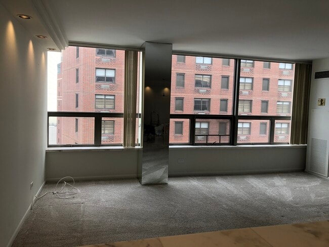 Building Photo - 110 E Delaware Pl