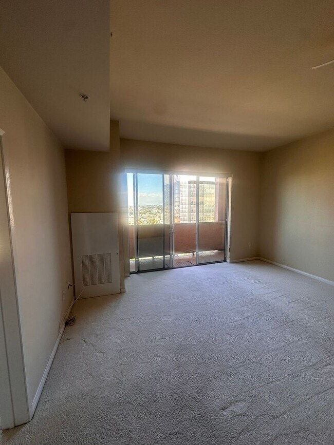 Foto del edificio - 1BR High-Rise with Balcony & Views